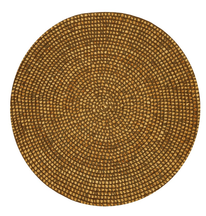 Pode incluir: Um sousplat redondo e tecido com um design em espiral. O sousplat &eacute; predominantemente marrom com detalhes mais claros, criando uma apar&ecirc;ncia texturizada. O padr&atilde;o circular irradia do centro para fora.