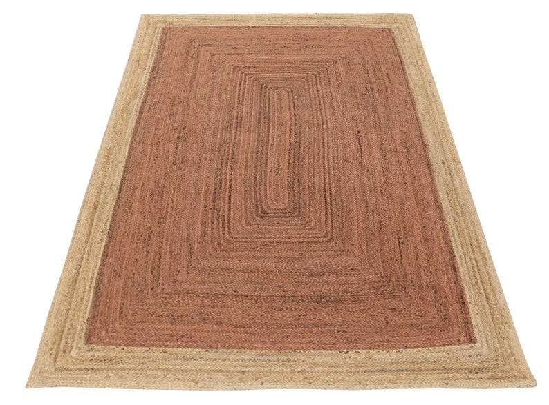 Op de afbeelding: Een rechthoekig jute vloerkleed met een natuurlijke beige rand en een roodbruin midden. Het vloerkleed heeft een geometrisch ontwerp met concentrische rechthoeken. Het vloerkleed is gemaakt van geweven vezels, waardoor een textuur ontstaat.
