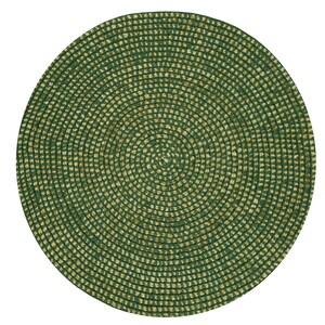 Pode incluir: Um sousplat redondo tecido com um design conc&ecirc;ntrico. O sousplat apresenta uma combina&ccedil;&atilde;o de cores verde escuro e bege, com um padr&atilde;o semelhante a uma grade. A forma circular e a superf&iacute;cie texturizada sugerem uma est&eacute;tica r&uacute;stica ou natural, adequada para refei&ccedil;&otilde;es ou decora&ccedil;&atilde;o.