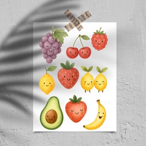 Può includere: Un foglio di carta bianco con illustrazioni ad acquerello di frutta sorridente, tra cui uva, ciliegie, lamponi, limoni, fragole, un avocado e una banana. La carta è fissata a un muro con nastro adesivo decorativo.