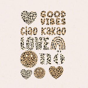 Peut inclure: Sur un fond crème, des motifs léopard sont disposés. L'image comprend les phrases "GOOD VIBES", "CIAO KAKAO" et "LOVE ME". Des cœurs et des visages souriants sont également présents.