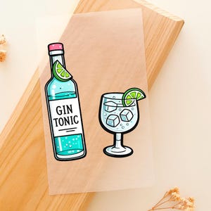 Puede incluir: Ilustración de dibujos animados de un gin tonic. Una botella azul con las palabras "GIN TONIC" está al lado de una copa de cóctel con cubitos de hielo y una rodaja de lima. La imagen está sobre una superficie marrón claro.