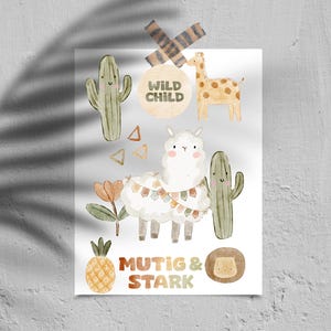 Puede incluir: Una ilustración de acuarela de una llama con una guirnalda, un cactus, una piña, una jirafa y un cactus con el texto "Wild Child" y "Mutige & Stark".