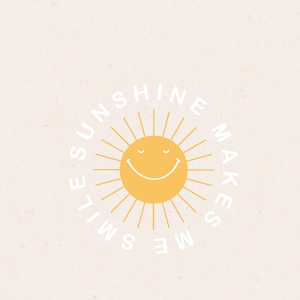 Puede incluir: Un sol amarillo con una cara sonriente y rayos de luz. El texto "Sunshine makes me smile" rodea el sol.
