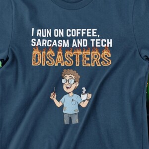 Camiseta tecnológica divertida "Funciono con café" / Camiseta novedosa
