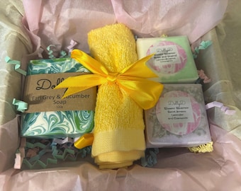 Könnte beinhalten: Ein Geschenkekorb mit einem gelben Waschlappen, der mit einer gelben Schleife gebunden ist, zwei Seifen und zwei Dusch-Steamern. Die Seife ist mit "Earl Grey & Cucumber Soap 120g" beschriftet. Die Dusch-Steamer sind mit "Shower Steamers Sweet Dreams Lavender and Chamomile" beschriftet.