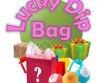 Könnte beinhalten: Eine rosa und rote Geschenktüte mit einem Fragezeichen darauf. Die Tasche ist gefüllt mit verschiedenen Geschenken, darunter verpackte Schachteln, Badebomben und eine kleine weiße Tasche. Das Bild ist mit "Lucky Dip Bag" betitelt.