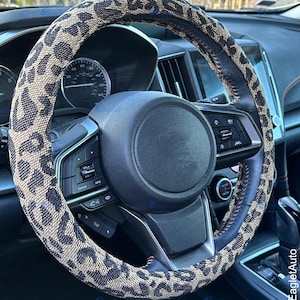 Capa para volante com estampa de leopardo/guepardo: ajuste universal, disponível em bege claro e escuro.