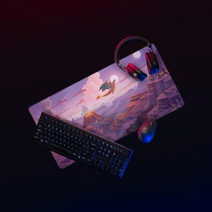 Puede incluir: Configuración de juego con teclado, ratón y auriculares negros. Una alfombrilla de ratón grande muestra un paisaje de fantasía con un dragón. La escena está iluminada con tonos rojos y azules, creando un entorno de juego dinámico.