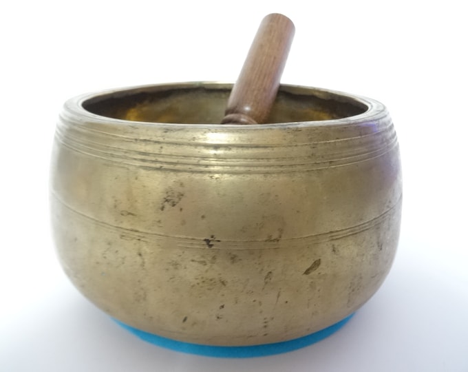Antique Mani Tibetan singing bowl Himalayan meditation sound therapy healing buddhism Note D5