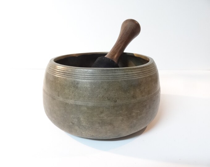 Antique mani Tibetan singing bowl Himalayan meditation sound therapy healing buddhism Note C5