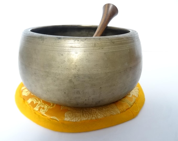 Antique Ancient mani Tibetan singing bowl Himalayan meditation sound therapy healing buddhism Note D#5