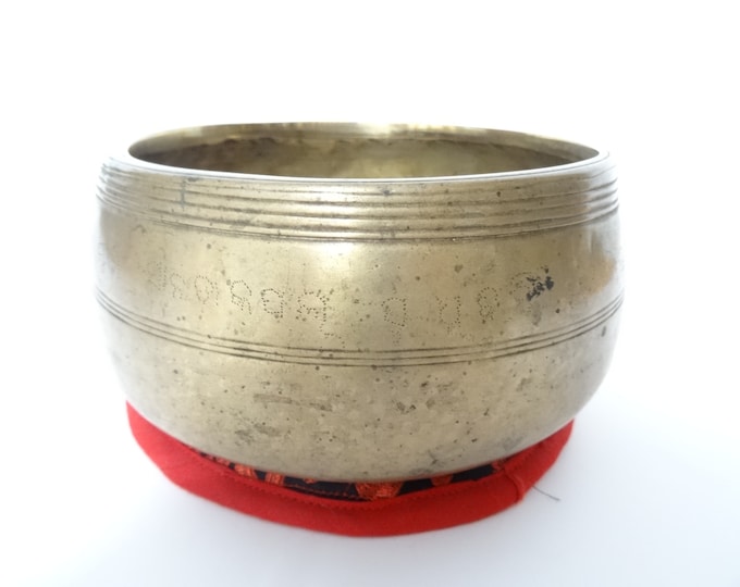 Antique mani Tibetan singing bowl Himalayan meditation sound therapy healing buddhism Note B4