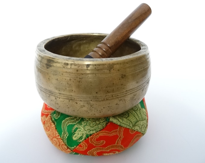 Antique mani Tibetan singing bowl Himalayan meditation sound therapy healing buddhism Note C#6