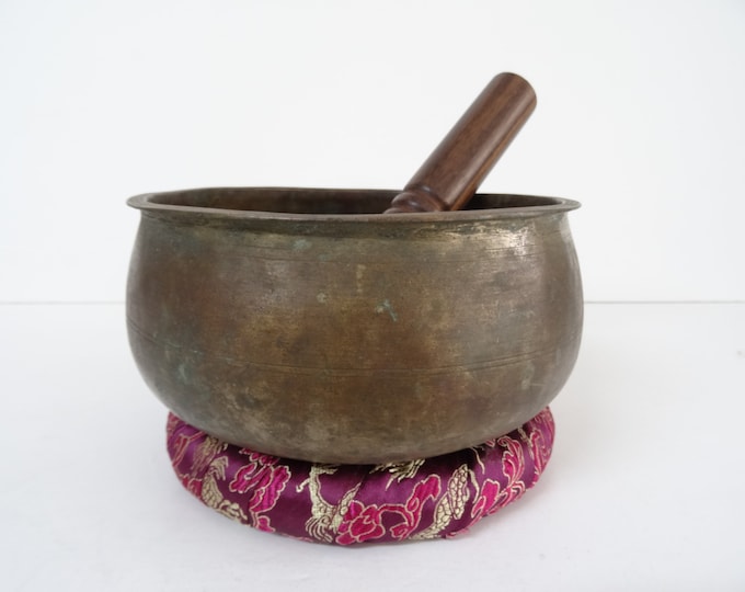 Antique Tibetan Singing Bowl Hand Hammered Tibetan Himalayan Sound therapy Healing Large Tantrik Bowl Note F
