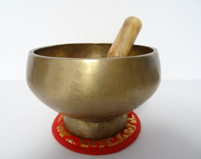 Antique old vintage Naga pedestal Tibetan singing bowl meditation Himalayan sound therapy healing buddhism Note D4