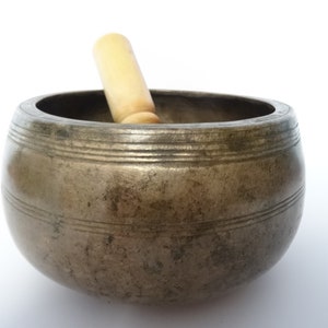 Antique mani Tibetan singing bowl Himalayan meditation sound therapy healing buddhism Note C#5