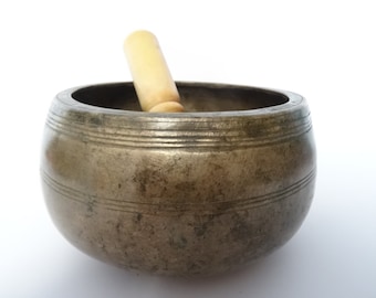Antique mani Tibetan singing bowl Himalayan meditation sound therapy healing buddhism Note C#5
