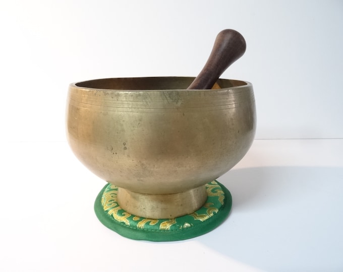 Antique old vintage Naga pedestal Tibetan singing bowl meditation Himalayan sound therapy healing buddhism Note B3