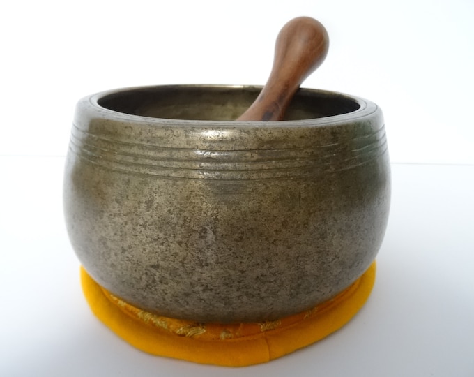 Antique Ancient mani Tibetan singing bowl Himalayan meditation sound therapy healing buddhism Note D5