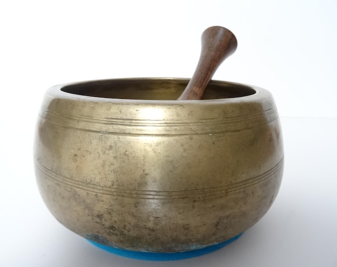 Antique mani Tibetan singing bowl Himalayan meditation sound therapy healing buddhism Note F5