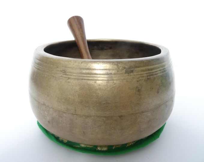 Antique Ancient mani Tibetan singing bowl Himalayan meditation sound therapy healing buddhism Note D#5