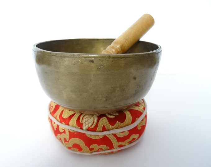 Antique Singing Bowl Thadobati Tibetan Singing Bowl Hand Hammered Himalayan Sound Healing Note E4