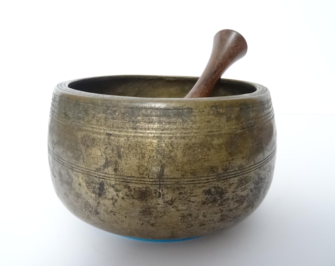 Antique mani Tibetan singing bowl Himalayan meditation sound therapy healing buddhism Note B4