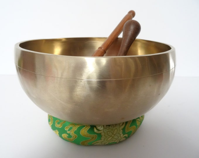 10" Large, Temple Sounds Therapy, Tibetan Singing Bowl, Hand Made, Healing, Note E3 Solar Plexus