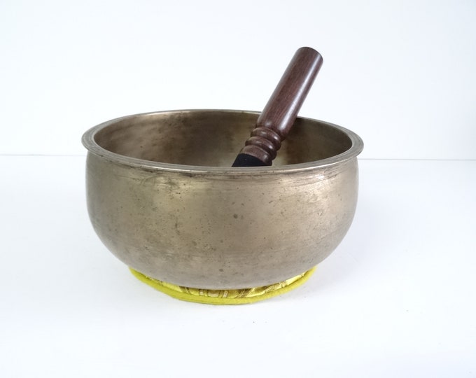 Antique Tibetan Singing Bowl Hand Hammered Tibetan Himalayan Sound therapy Healing Large Tantrik Bowl Note D