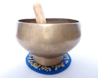 Antique old vintage Naga pedestal Tibetan singing bowl meditation Himalayan sound therapy healing buddhism Note D4