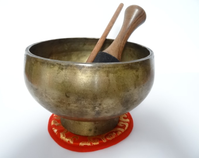 Antique old vintage Naga pedestal Tibetan singing bowl meditation Himalayan sound therapy healing buddhism Notes C4