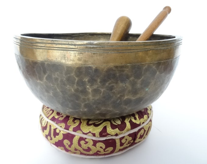 Antique Tibetan Singing Bowl | Large Jambati | Hand Hammered | Himalayan Meditation | Sound Therapy | Healing Yoga | Note F3