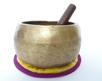 Antique Ancient mani Tibetan singing bowl Himalayan meditation sound therapy healing buddhism Note E5