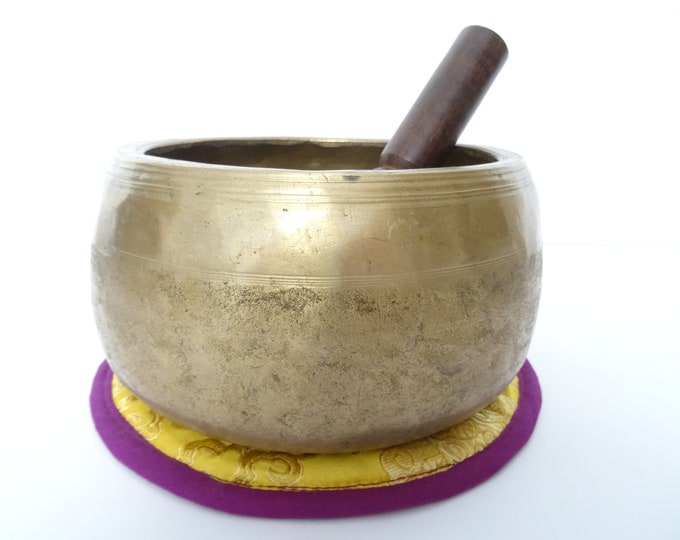 Antique Ancient mani Tibetan singing bowl Himalayan meditation sound therapy healing buddhism Note E5