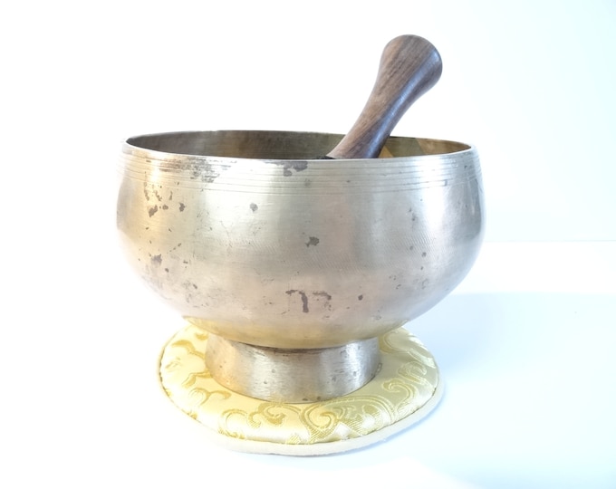 Antique old vintage Naga pedestal Tibetan singing bowl meditation Himalayan sound therapy healing buddhism Note B