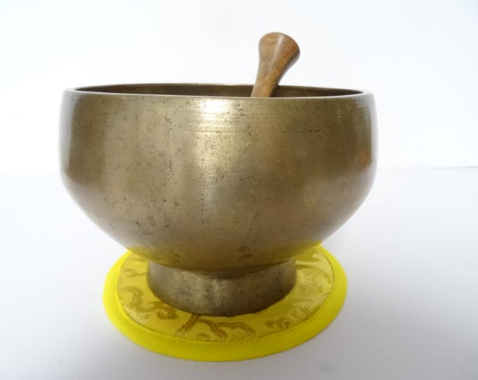 Antique old vintage Naga pedestal Tibetan singing bowl meditation Himalayan sound therapy healing buddhism Note D4