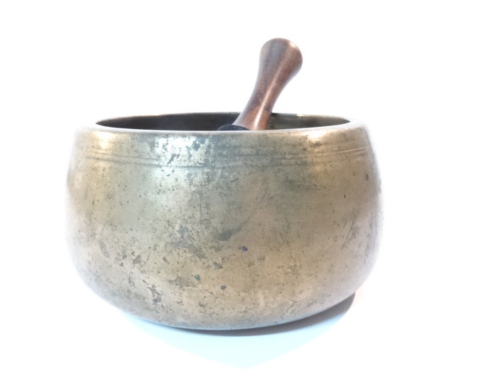 Antique mani Tibetan singing bowl Himalayan meditation sound therapy healing buddhism Note C# 5th octave