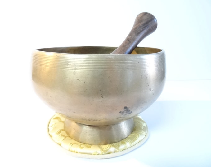 Antique old vintage Naga pedestal Tibetan singing bowl meditation Himalayan sound therapy healing buddhism Note D