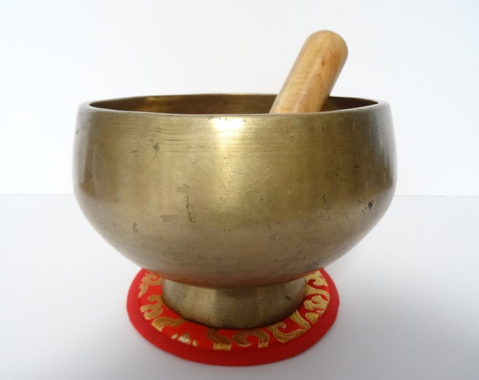 Antique old vintage Naga pedestal Tibetan singing bowl meditation Himalayan sound therapy healing buddhism Note C#4