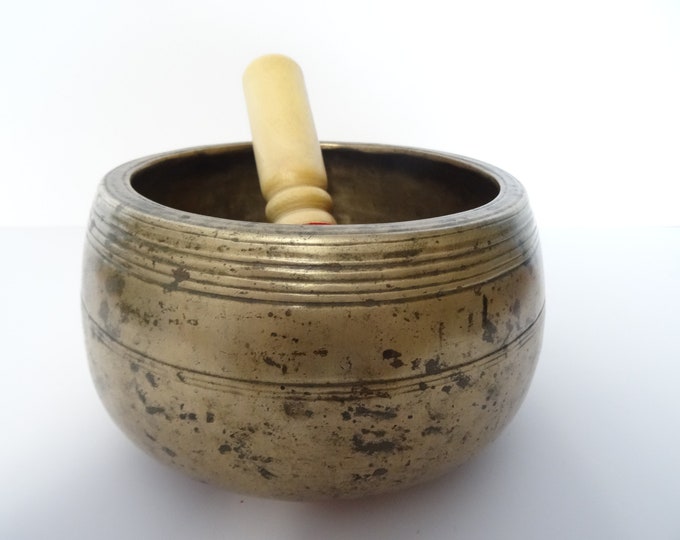 Antique mani Tibetan singing bowl Himalayan meditation sound therapy healing buddhism Note D#5