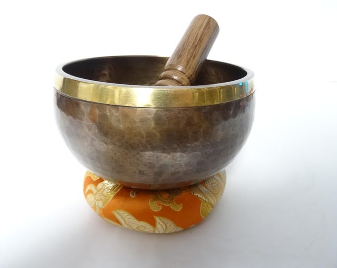 Hand Beaten Brass Lingam Singing Bowl 5" | Gilt Rim, Learner Meditation Tool