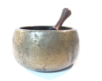 Antique mani Tibetan singing bowl Himalayan meditation sound therapy healing buddhism Note D#5
