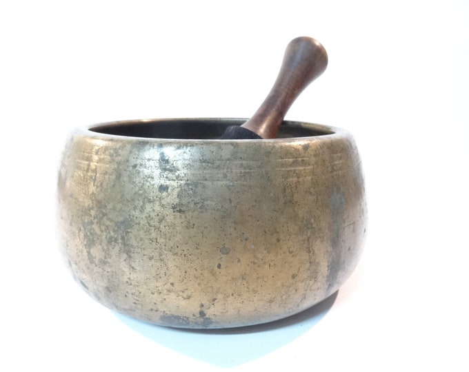 Antique mani Tibetan singing bowl Himalayan meditation sound therapy healing buddhism Note D# 5th octave