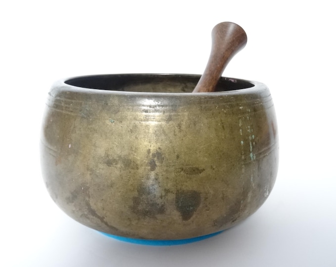 Antique mani Tibetan singing bowl Himalayan meditation sound therapy healing buddhism Note C#5
