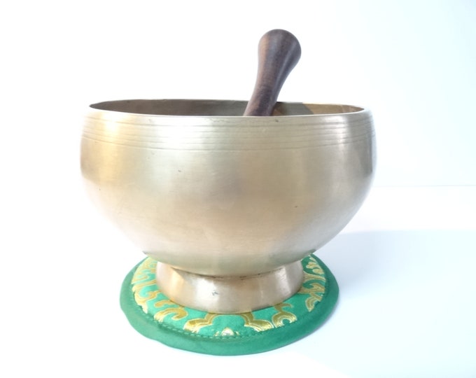 Antique old vintage Naga pedestal Tibetan singing bowl meditation Himalayan sound therapy healing buddhism Note B