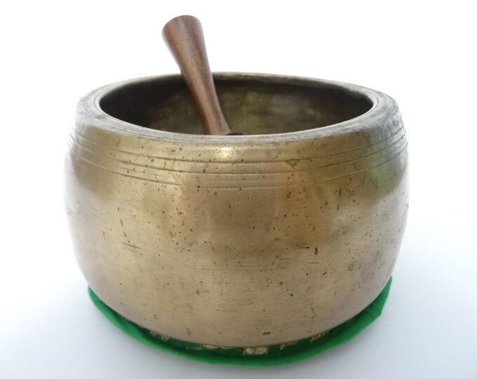 Antique Mani Tibetan singing bowl Himalayan meditation sound therapy healing buddhism Note E5