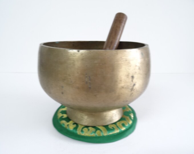 Antique old vintage Naga pedestal Tibetan singing bowl meditation Himalayan sound therapy healing buddhism Note C4