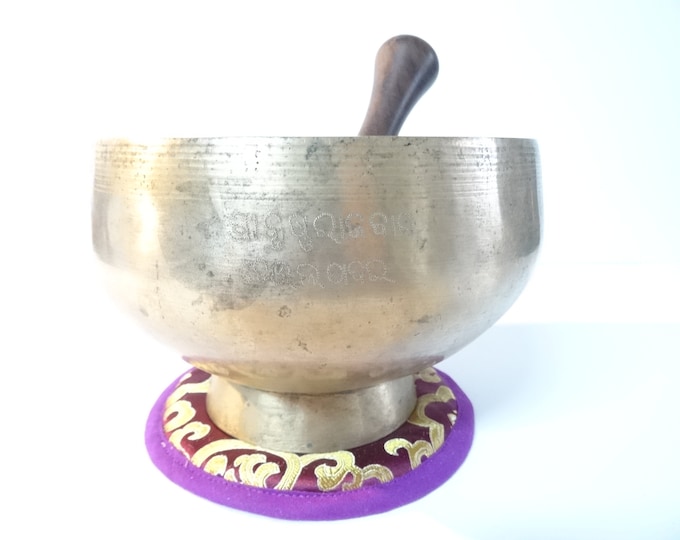 Antique old vintage Naga pedestal Tibetan singing bowl meditation Himalayan sound therapy healing buddhism Note D#4