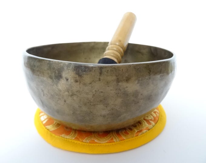 Antique Thadobati Tibetan Singing Bowl Hand Hammered Himalayan Meditation Sound Therapy D#4